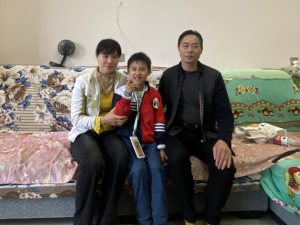 family picture of boy with autism and his parents